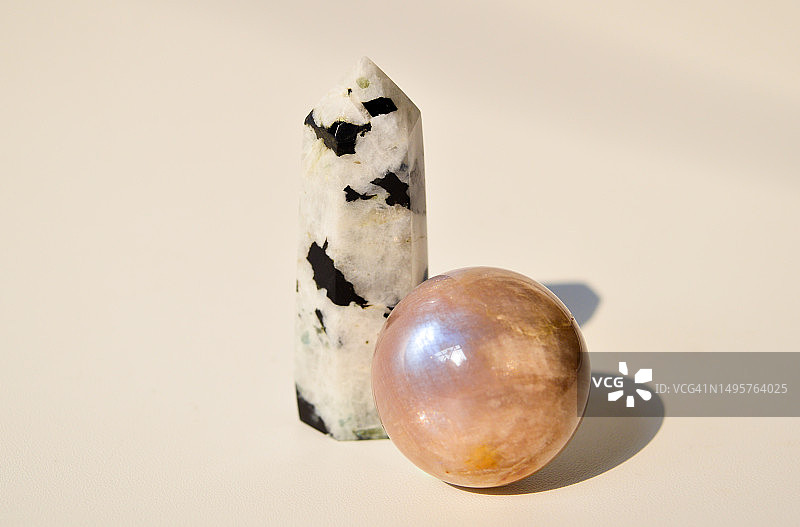 彩虹月光石和蜜桃月光石水晶图片素材