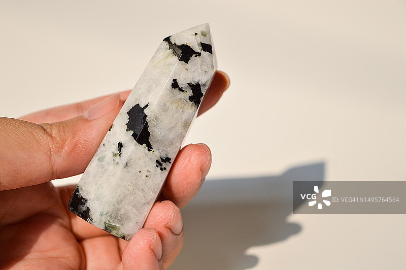 彩虹月光石水晶塔图片素材