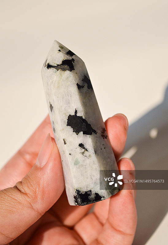 彩虹月光石水晶塔图片素材