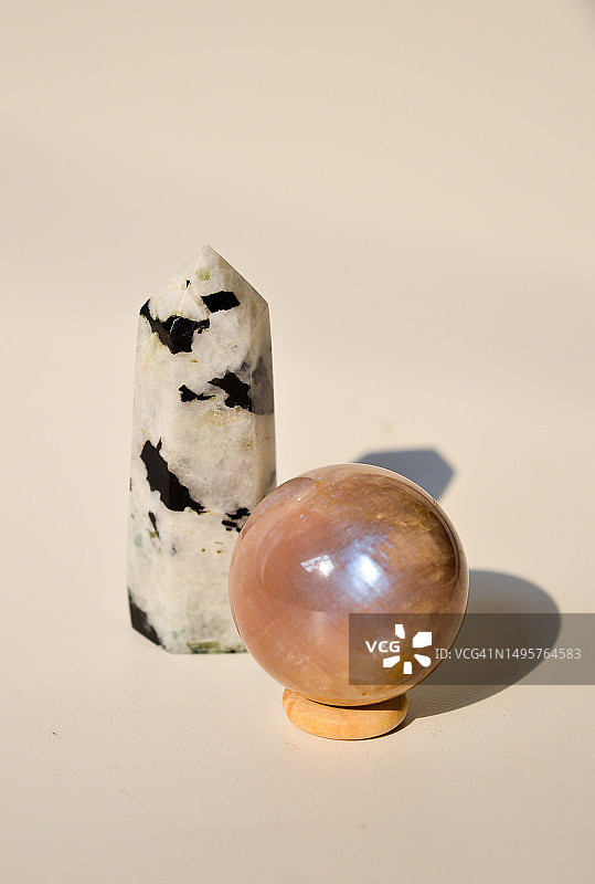 彩虹月光石和蜜桃月光石水晶图片素材