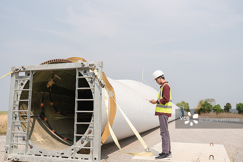 亚洲工程师使用平板电脑检查风机图片素材