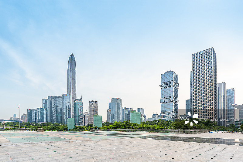 深圳金融区及空旷的城市广场图片素材