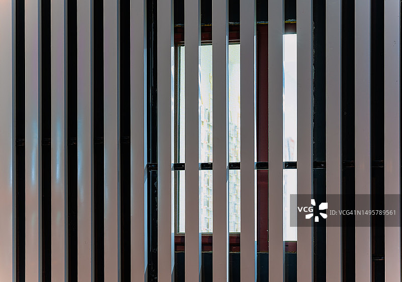 木墙后窗户纹理特写图片素材