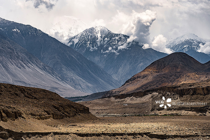 巴基斯坦北部吉尔吉特-巴尔蒂斯坦喀喇昆仑山脉的喀喇昆仑公路风景图片素材
