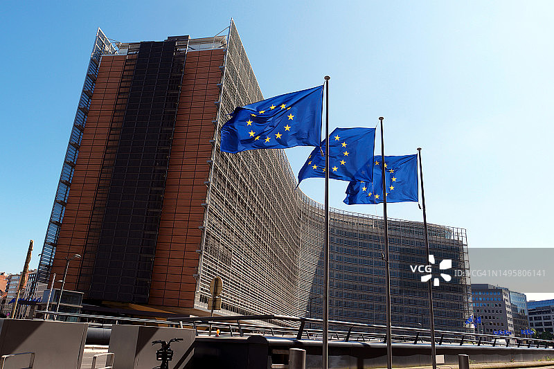 在欧盟委员会贝雷蒙大厦飘扬的欧盟旗帜图片素材