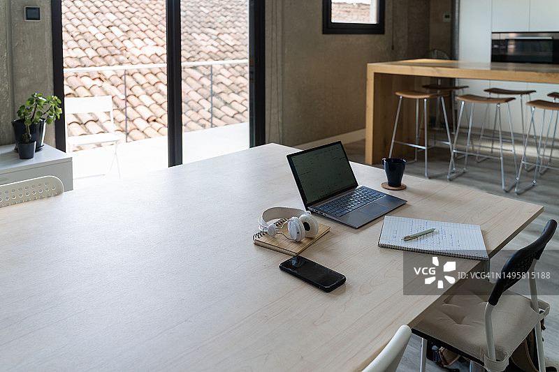 的办公桌上图片素材