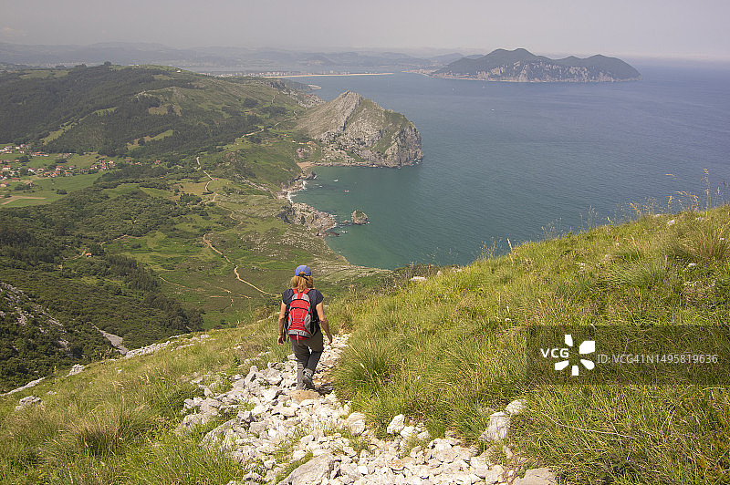 从坎塔布里亚坎迪纳山步行到拉雷多的女人图片素材