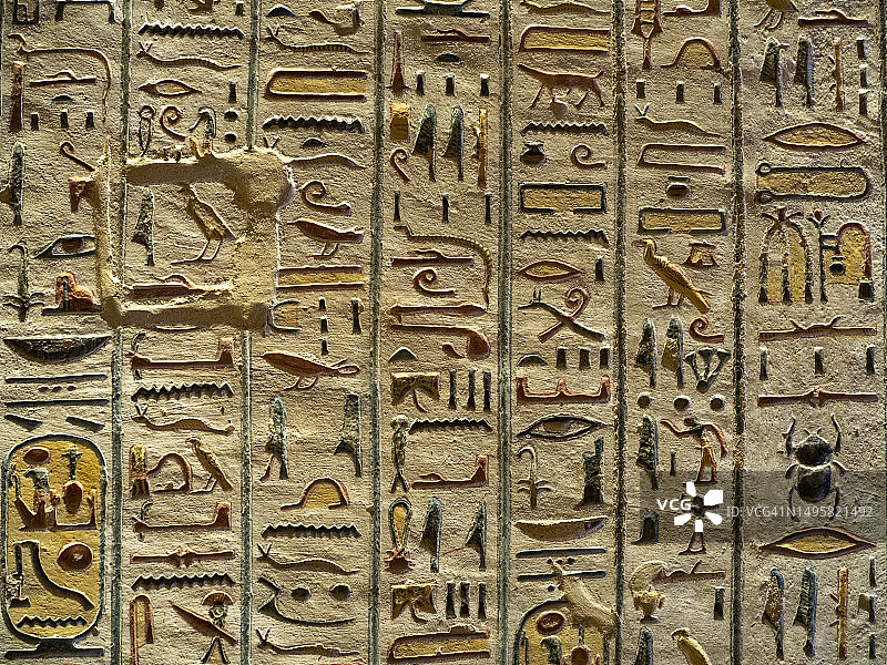 埃及帝王谷内色彩鲜艳的浮雕和象形文字图片素材