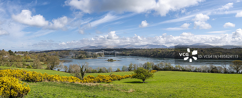 北威尔士安格尔西梅奈吊桥上空的壮观天空图片素材