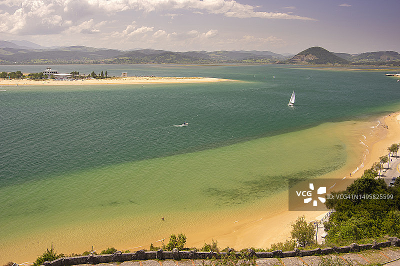 西班牙坎塔布里亚，从桑托尼亚渔村眺望拉雷多海滩美景图片素材