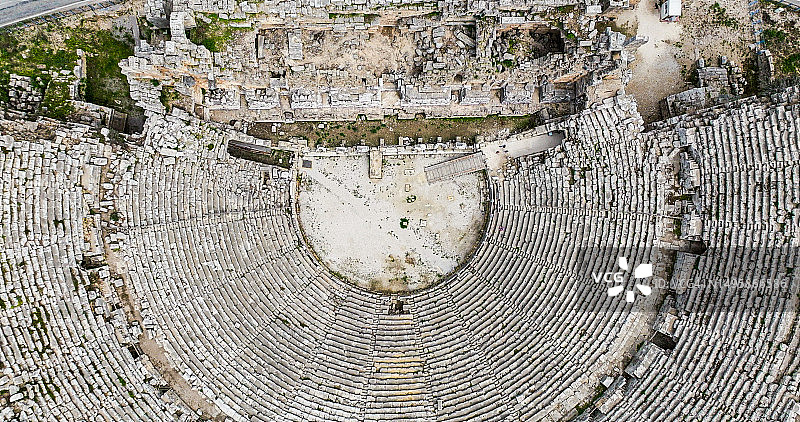 土耳其安塔利亚佩尔盖古城圆形剧场鸟瞰，佩尔盖古城遗址，保存最完好的古城，佩尔盖古城鸟瞰，最佳希腊罗马古城遗址图片素材