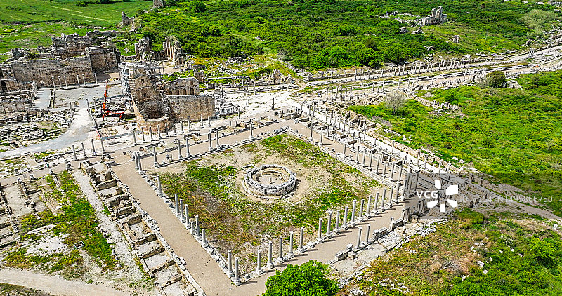 土耳其安塔利亚佩尔盖古城圆形剧场鸟瞰，佩尔盖古城遗址，保存最完好的古城，佩尔盖古城鸟瞰，最佳希腊罗马古城遗址图片素材