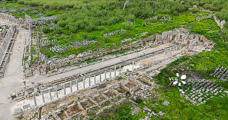 土耳其安塔利亚佩尔盖古城圆形剧场鸟瞰，佩尔盖古城遗址，保存最完好的古城，佩尔盖古城鸟瞰，最佳希腊罗马古城遗址图片素材