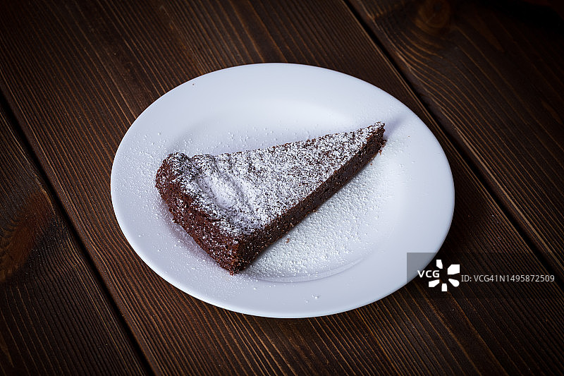 白色盘子里的巧克力蛋糕片图片素材