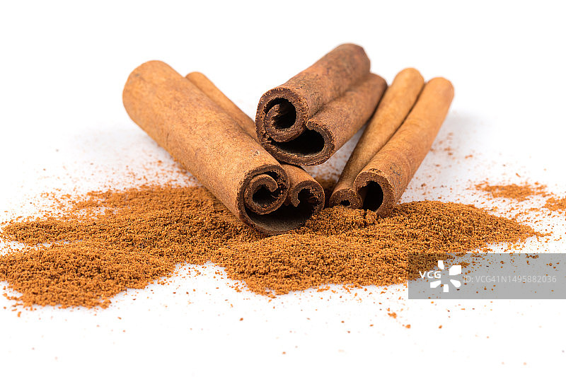 白色背景上的肉桂粉图片素材