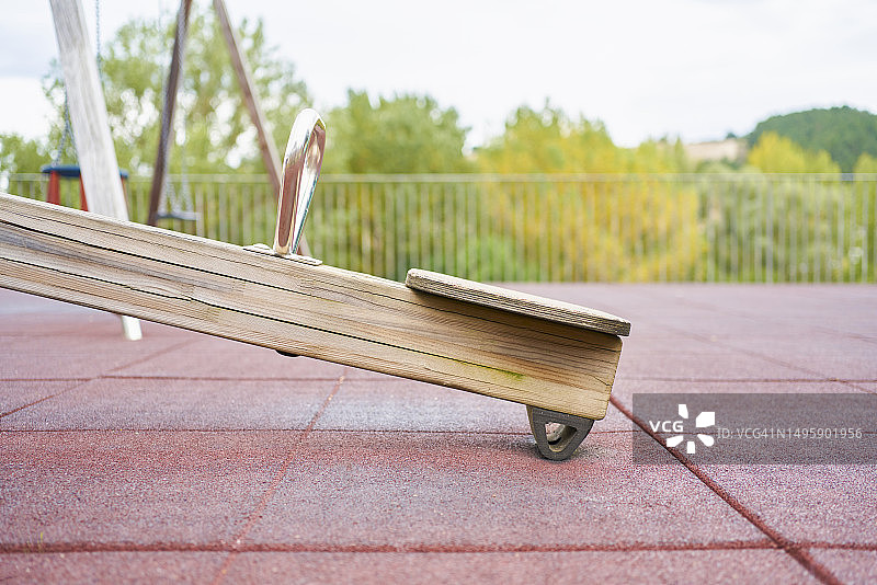 公园里旧木制秋千特写图片素材