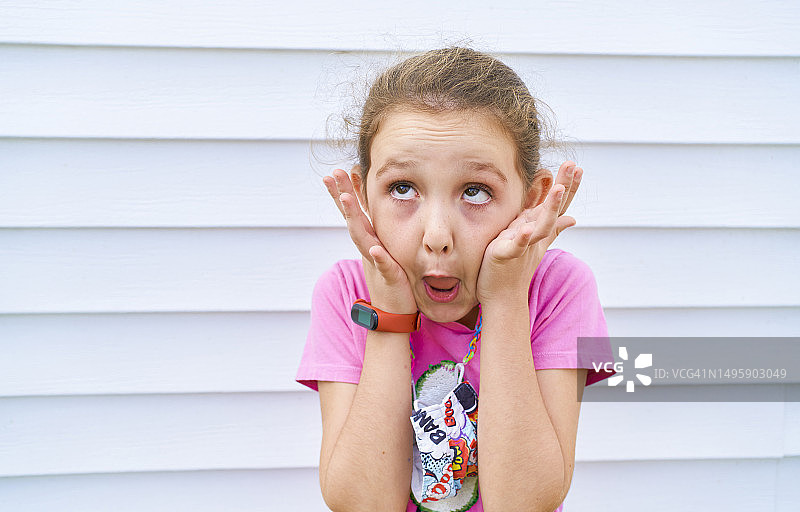 女孩用手拉脸并翻白眼的恐怖表情瞬间图片素材