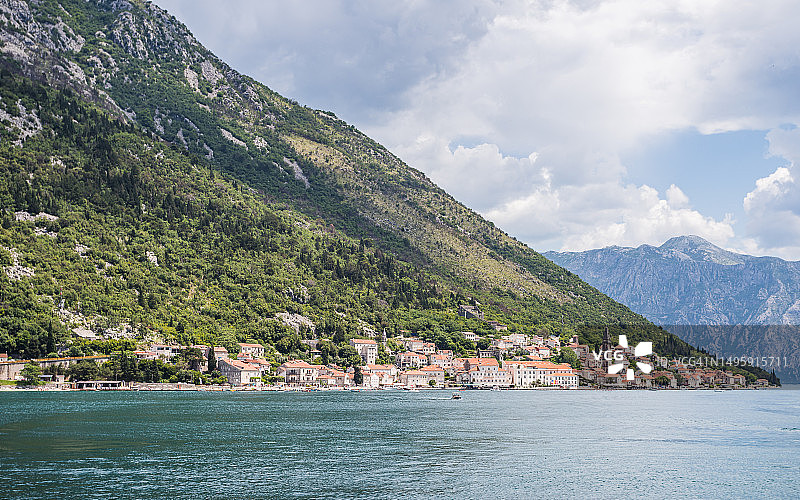 山脚下的佩拉斯特图片素材