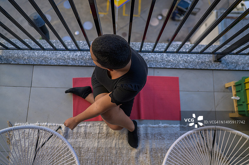 女人进行拉伸运动图片素材