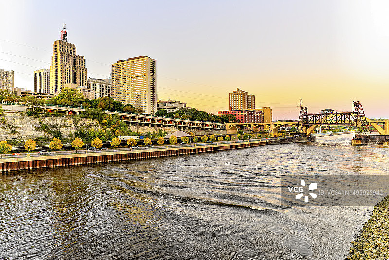 圣保罗城市天际线和密西西比河畔充满活力的日落图片素材