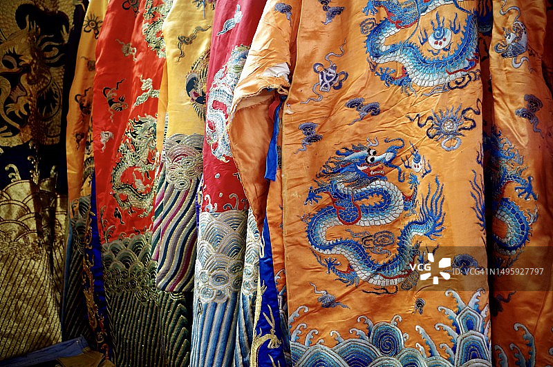 北京潘家园古玩市场的华丽中式长袍图片素材