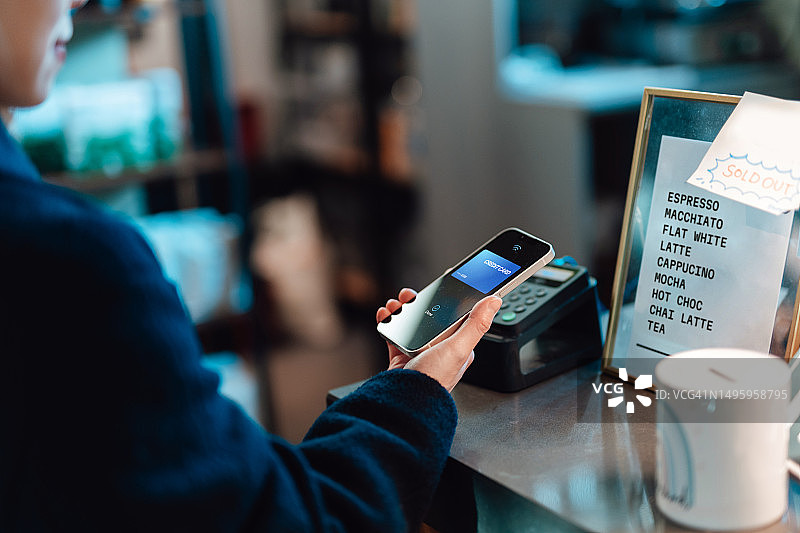 智能手机点击支付图片素材