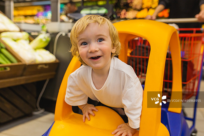 玩具车里的小金发男孩图片素材
