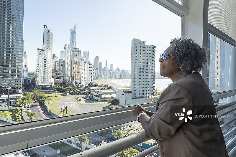 中年妇女在瞭望台观察图片素材