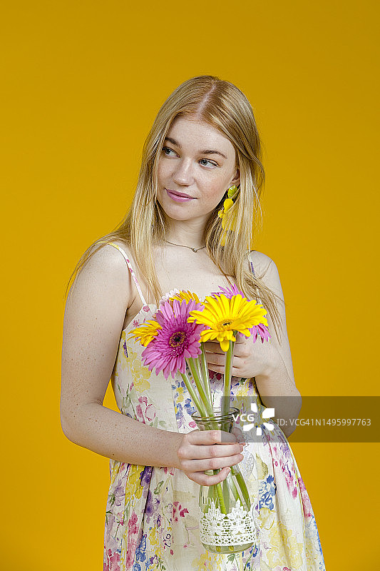 身穿夏装的漂亮女人图片素材
