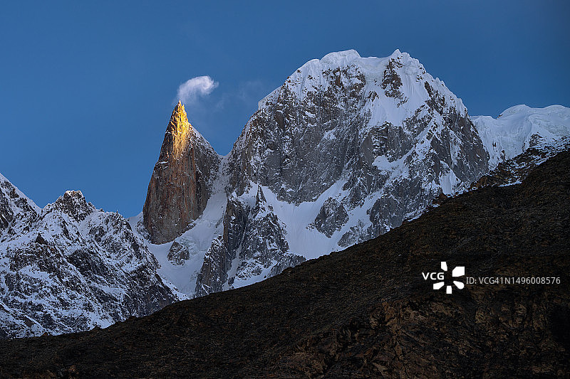 罕萨峰和女士手指峰日出景观特写，喀喇昆仑山脉，罕萨山谷，吉尔吉特-巴尔蒂斯坦，巴基斯坦北部图片素材
