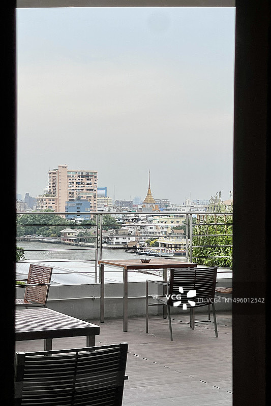 阳光明媚的日子里透过玻璃窗看到的曼谷天际线图片素材