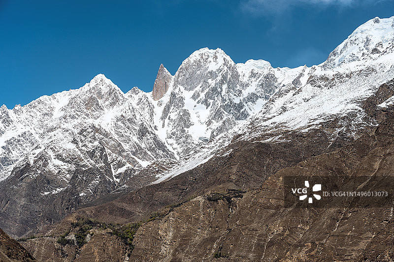 巴基斯坦北部洪扎山谷的樱花和喀喇昆仑山脉景观特写图片素材