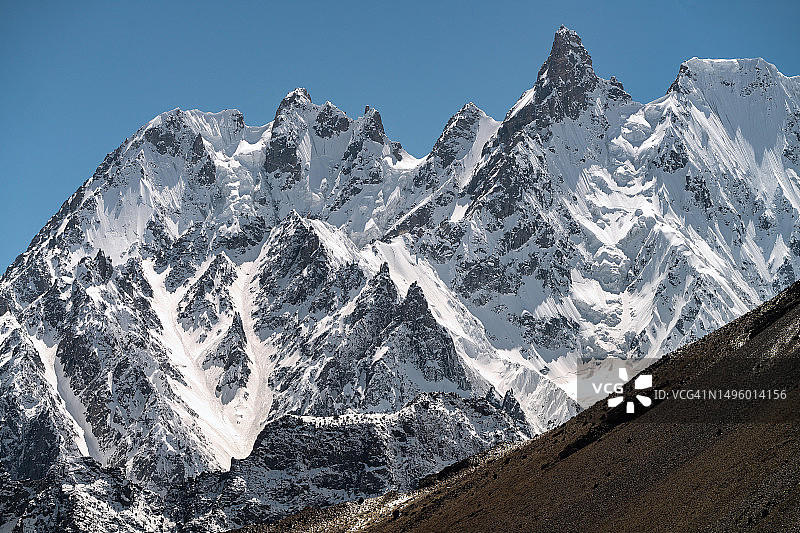 巴基斯坦北部洪扎山谷的樱花和喀喇昆仑山脉景观特写图片素材