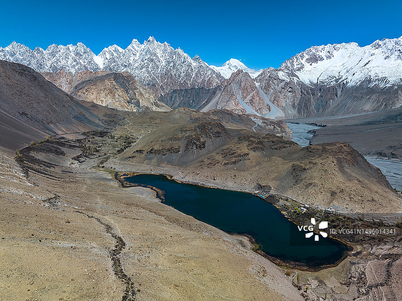巴基斯坦北部帕苏，古尔金冰川、博瑞斯湖和喀喇昆仑山脉航拍图片素材