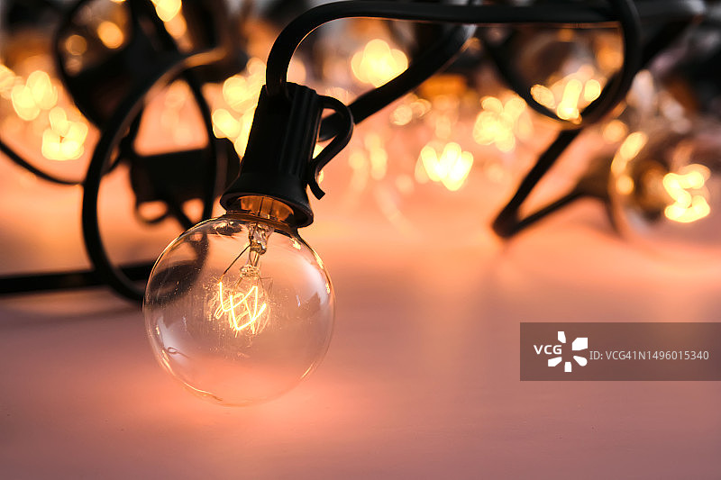 带灯泡的抽象圣诞花环背景图片素材