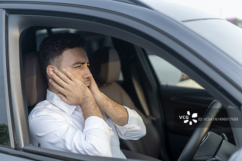 年轻男子在交通堵塞中焦急等待图片素材