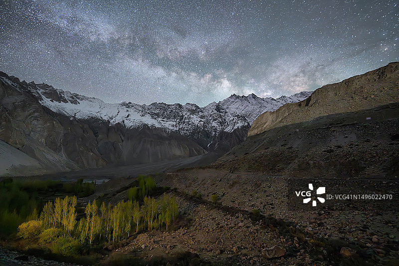 巴基斯坦北部吉尔吉特-巴尔蒂斯坦山区星空夜景图片素材