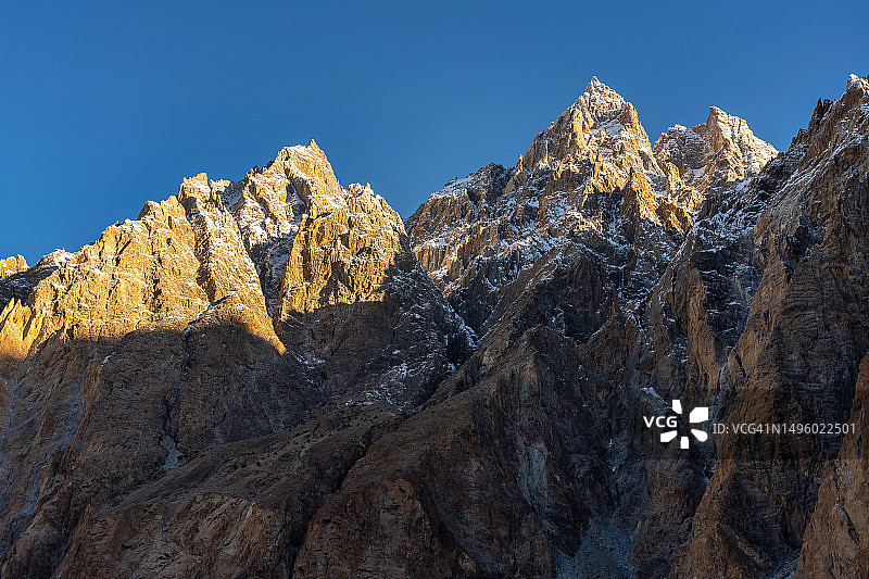 日出时分的巴苏山区特写，位于巴基斯坦北部喀喇昆仑山脉图片素材