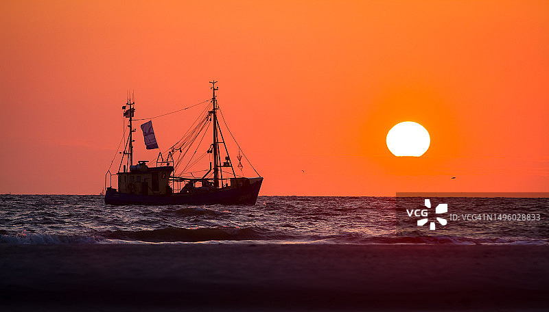 日落时分的逆光渔船图片素材