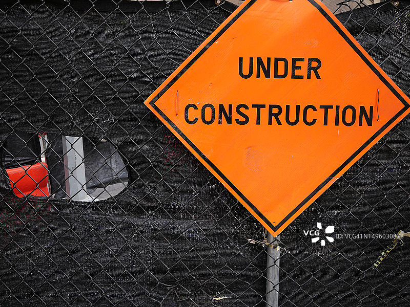 美国纽约曼哈顿建筑工地前的“施工中”标志图片素材
