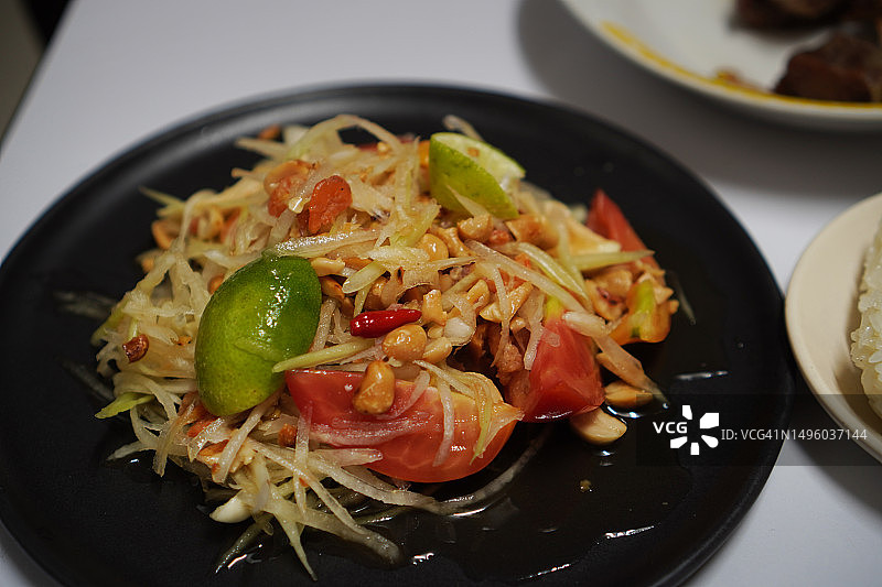 青木瓜沙拉，配番茄辣椒和大蒜，加入虾仁，搭配蔬菜，泰式酸甜咸辣口味图片素材