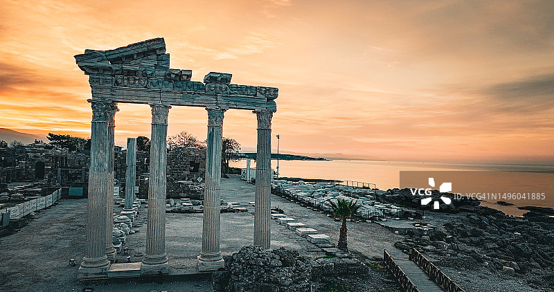 安塔利亚锡德古城鸟瞰：罗马帝国古遗址日落、阿波罗神庙、古城锡德、古遗址、锡德圆形剧场、港口鸟瞰图片素材