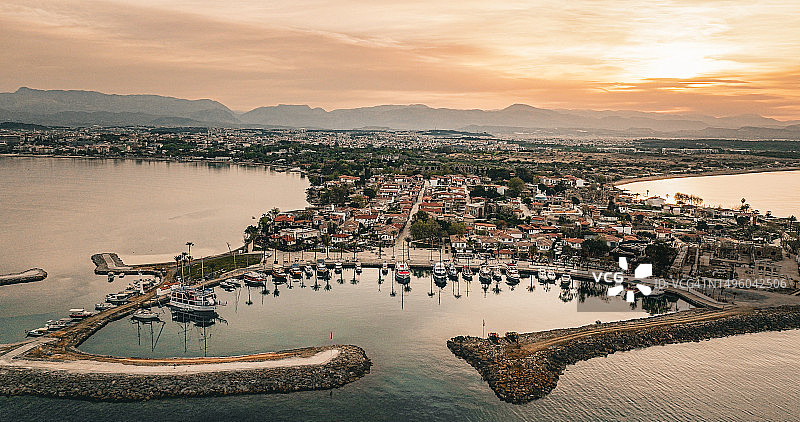 安塔利亚锡德古城鸟瞰：罗马帝国古遗址日落、阿波罗神庙、古城锡德、古遗址、锡德圆形剧场、港口鸟瞰图片素材