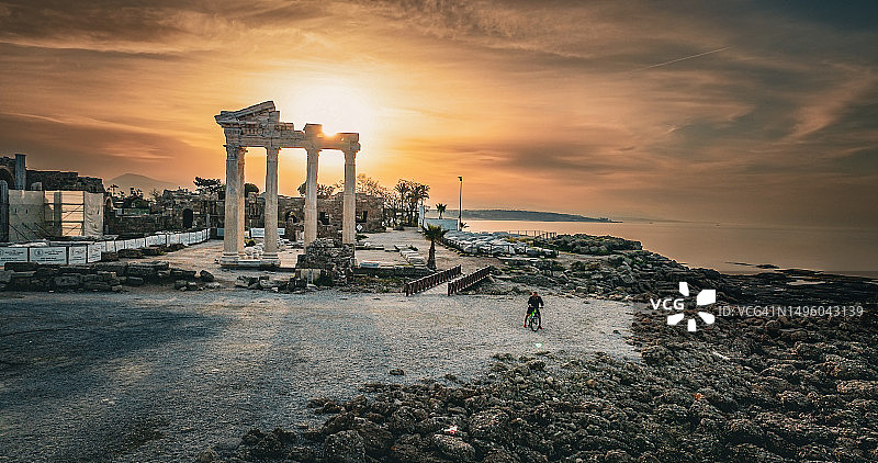 安塔利亚锡德古城鸟瞰：罗马帝国古遗址日落、阿波罗神庙、古城锡德、古遗址、锡德圆形剧场、港口鸟瞰图片素材