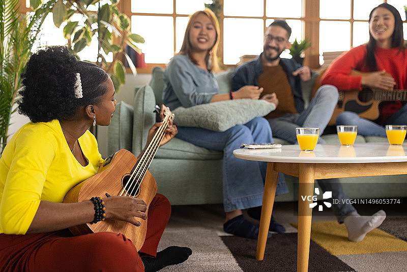 朋友们在家放松并演奏乐器图片素材