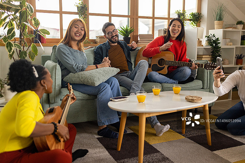 朋友们在家放松并演奏乐器图片素材