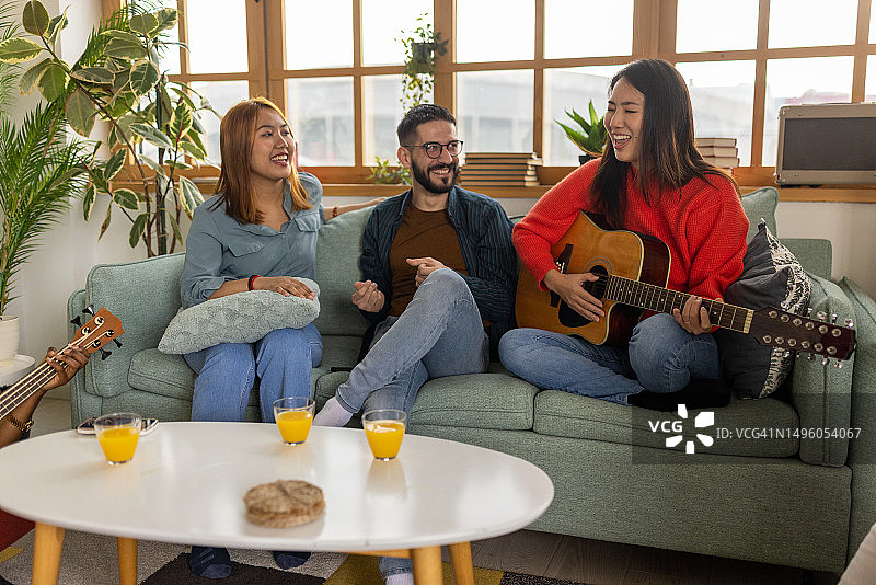 朋友们在家放松并演奏乐器图片素材