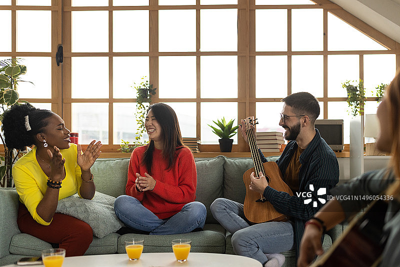 朋友们在家演奏乐器唱歌图片素材