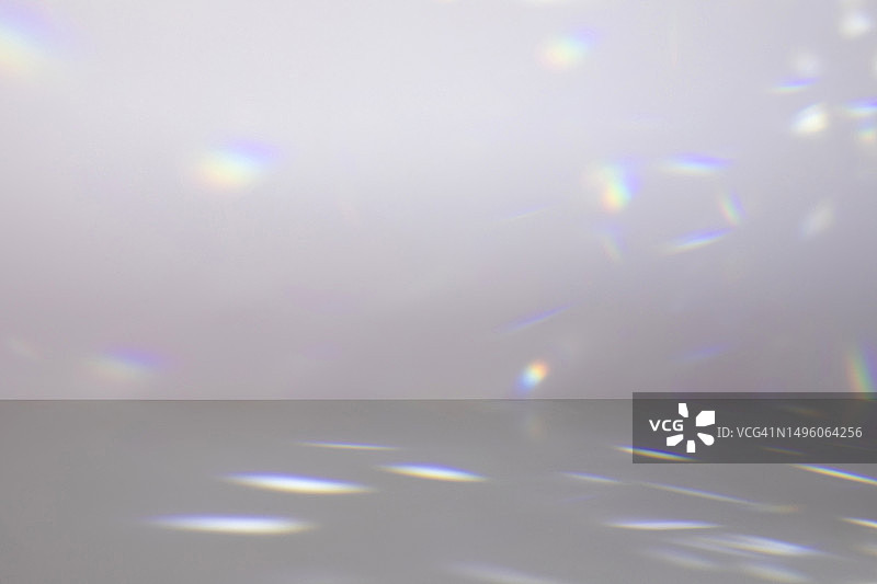 空旷的演播室房间背景与抽象水晶迪斯科球聚光灯光束图片素材