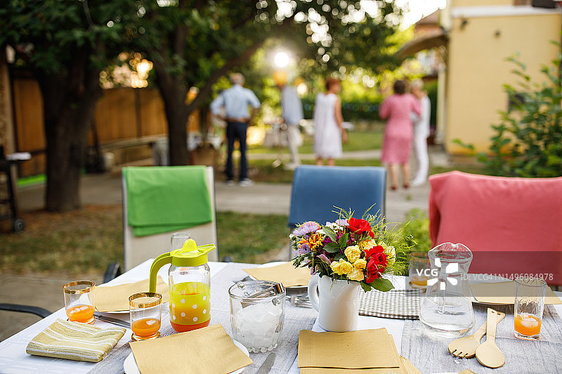 迷人的后院餐桌，适合庆祝早午餐或彩排晚宴图片素材